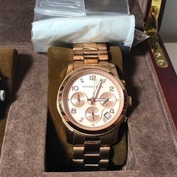 Michael Kors Collector\'s Set of Three Watches Plus 3 Slot Box All Running main image 16